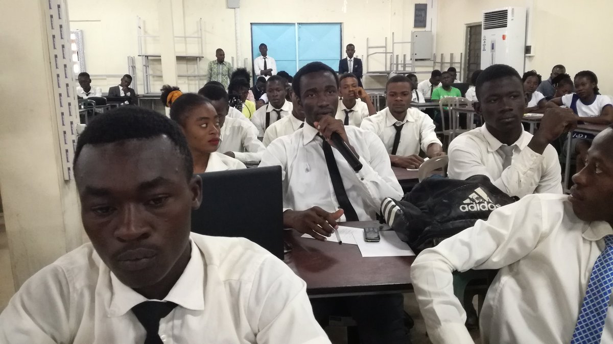 GInnovante's tweet photo. Début de la conférence avec les étudiants de Pigier Yakro. Thème : « Apprendre et entreprendre en #Civ à l'ère du numérique » #GiTour https://t.co/6epzqmu09N