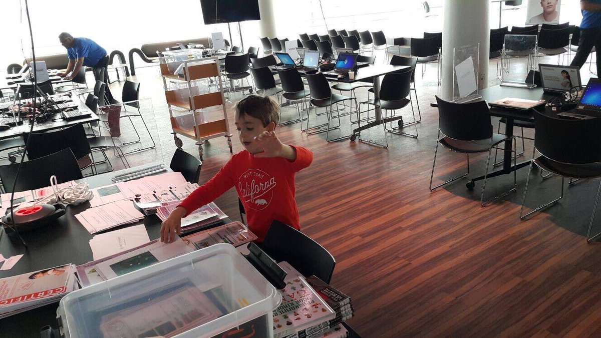 CoderDojoDH's tweet image. Voorafgaand aan een CoderDojo worden alle laptops aangesloten, stoelen op z&apos;n plek gezet en al het lesmateriaal klaargelegd.