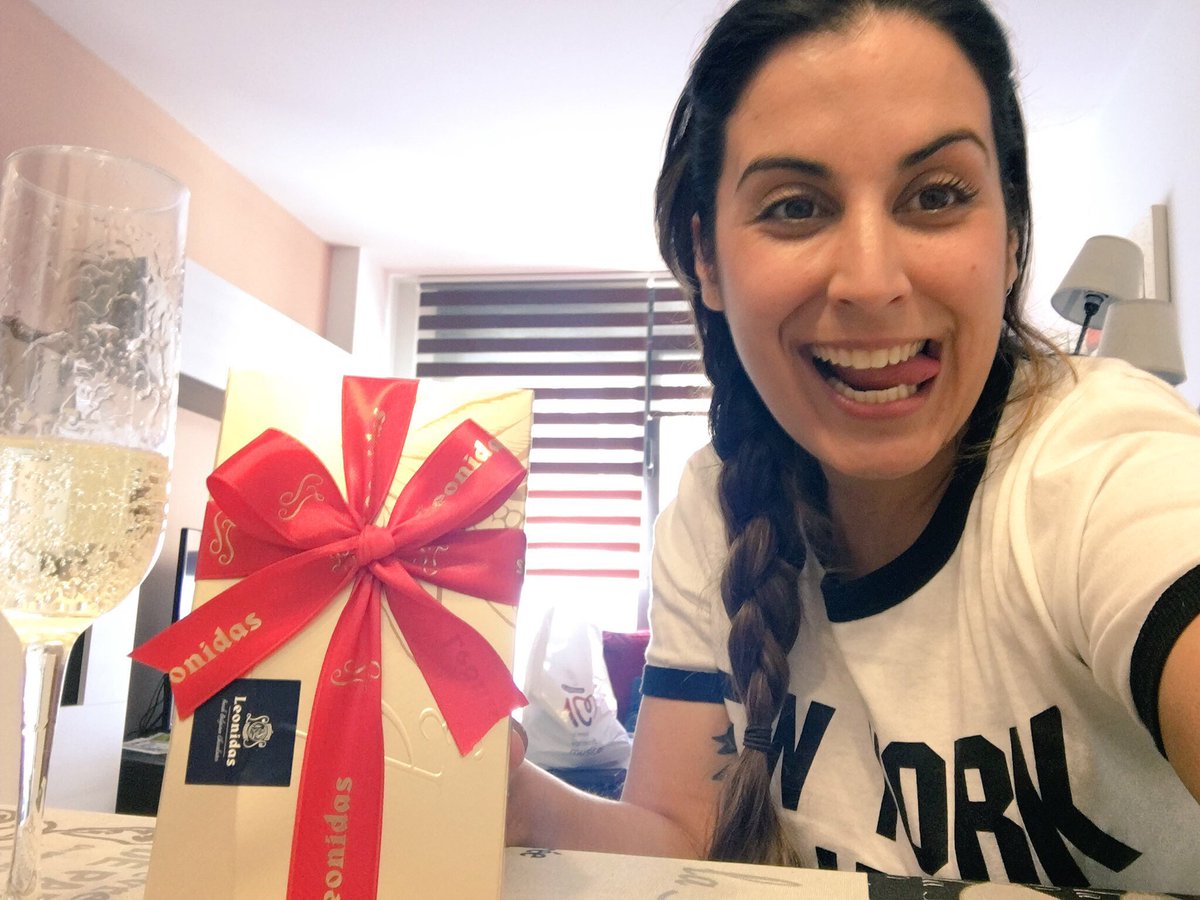 Ohhee's tweet image. Detalles que son ❤️ #bombones #cava y ...