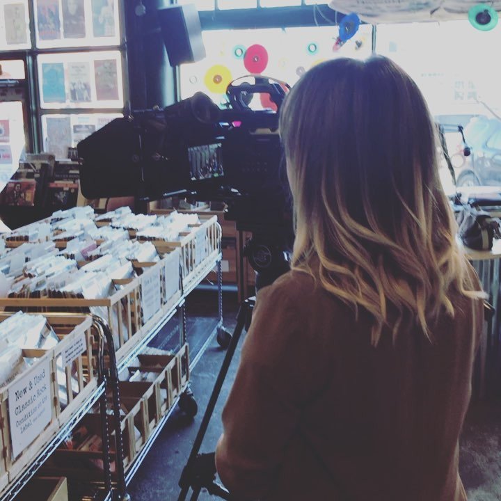 5CoreMedia's tweet image. So cool to have the talented @bethgrantactor here for our @riverbendfilmfest coffee talk in @ignitionmusicgarage #gorbff #goodofgoshen Watc…