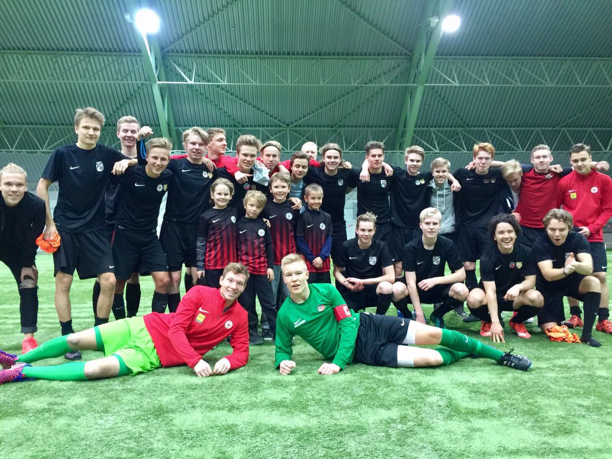 PK35_P09's tweet photo. Omien pelien jälkeen osa pelaajista kerkesi vielä Taliin kannustamaan A-juniorit sm-sarjaan. Onnea pelaajille ja taustoille! #yksiyhteinen https://t.co/hc40bPbZhj