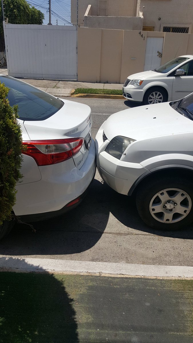 appyuda's tweet photo. También tenemos servicio de grúa por si se te estacionan así https://t.co/dWw7vdQ0BL