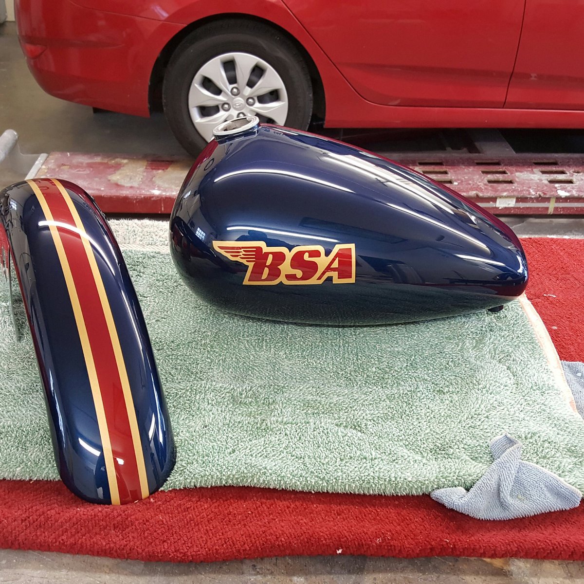 Precisionhydro's tweet image. Like glass. All paint. No stickers.@british_customs @MotorcycleCom @PPGRefinish_NA @lucky13mc @MotorcyclistMag @MotorcyclePaint