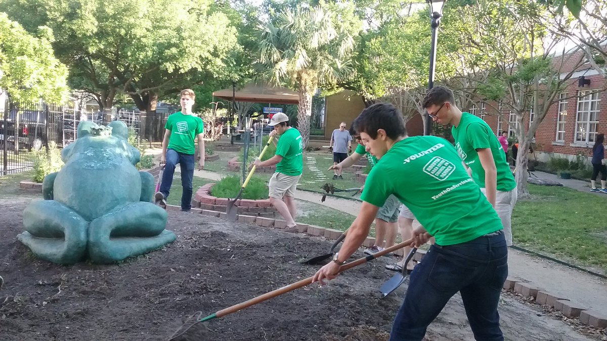YouthOnService's tweet photo. Day of #ServiceAboveSelf 4 the #MenInGreen volunteering @HarvardSchool making a difference in the #Heights #JoinYC https://t.co/DxTXLy0OG1 https://t.co/AwYsuHXdbi