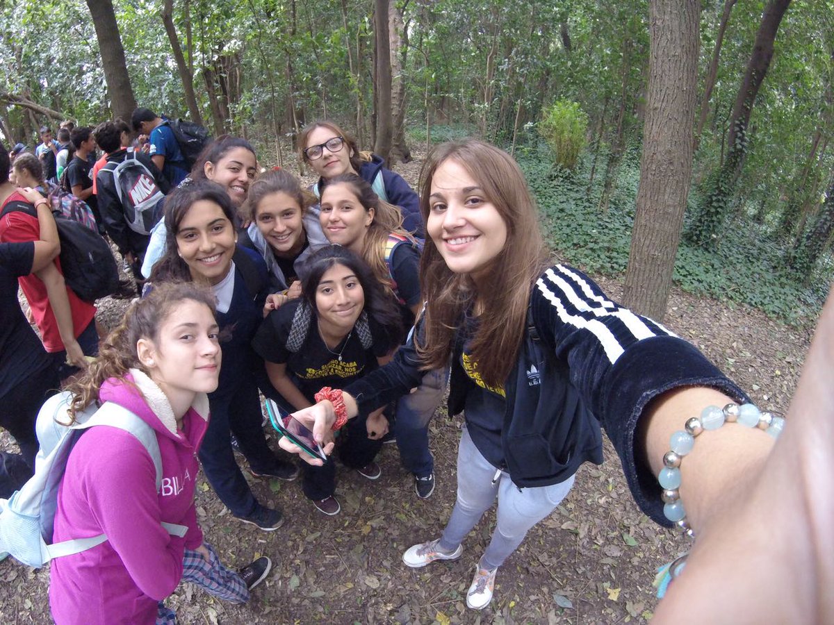 ValenCoronel_'s tweet photo. La mejor banda la tengo yyyo💛 @JuliiCoronel15 @Delfxna https://t.co/kzz570MPI4
