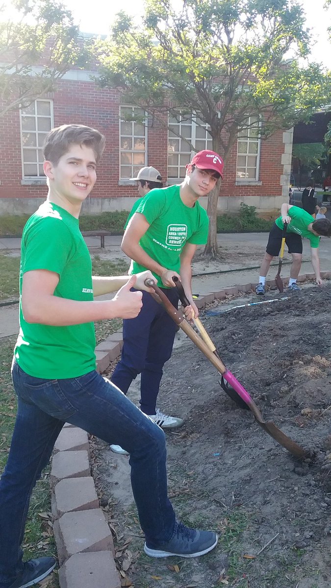 YouthOnService's tweet photo. Day of #ServiceAboveSelf 4 the #MenInGreen volunteering @HarvardSchool making a difference in the #Heights #JoinYC https://t.co/DxTXLy0OG1 https://t.co/AwYsuHXdbi
