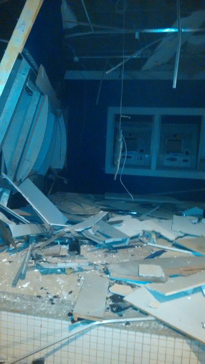 jornal_opopular's tweet photo. Criminosos explodem caixas eletrônicos no centro de Goianira
https://t.co/TrTH6Z5HAG #ExplosãodeCaixasEletrônicos #Goianira https://t.co/7mB0SxdLcr