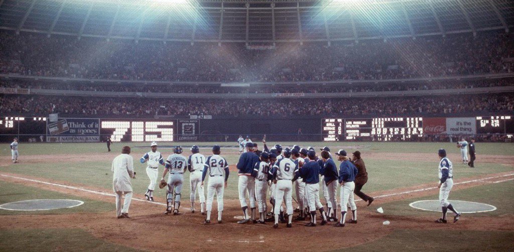 darrenrovell's tweet image. Awesome shot of 22-year-old reporter Craig Sager (trench coat) waiting for Hank to cross home (H/T @BeautyOfAGame)