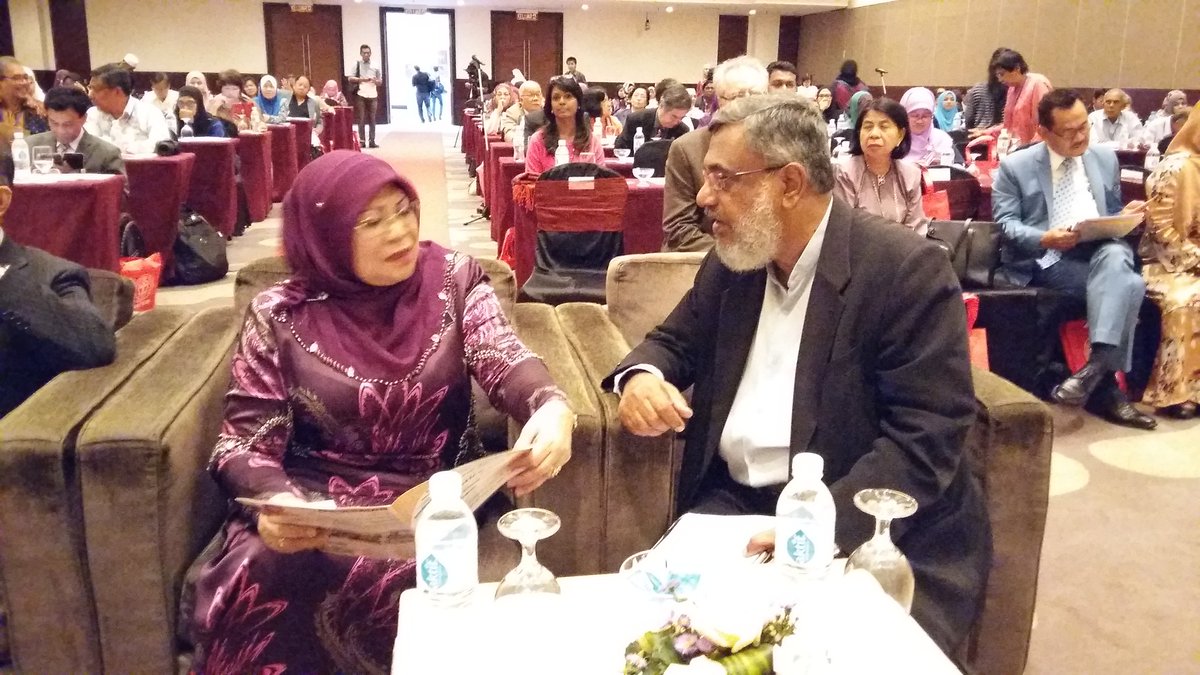 DSRKcomms's tweet photo. Seminar Kebangsaan MAKPEM 2017
Social Protecation &amp; Sustainable Development - Empowering Older Persons @NajibRazak https://t.co/pUnr6OWqjS