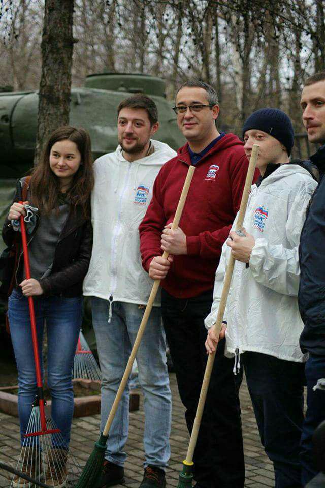 Moscow_ER's tweet photo. Субботник по-партийному: танки vs скворечников #ЕРМосква https://t.co/DcLuRQvuss https://t.co/lzxlydvcdl