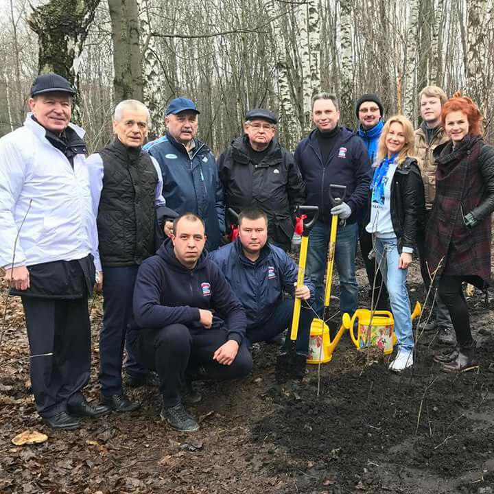 Moscow_ER's tweet photo. Субботник по-партийному: танки vs скворечников #ЕРМосква https://t.co/DcLuRQvuss https://t.co/lzxlydvcdl
