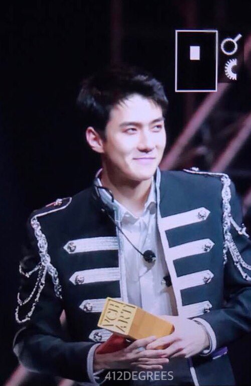 412degrees's tweet image. 170408 The 5th Vchart Award #sehun #세훈 👏👏👏