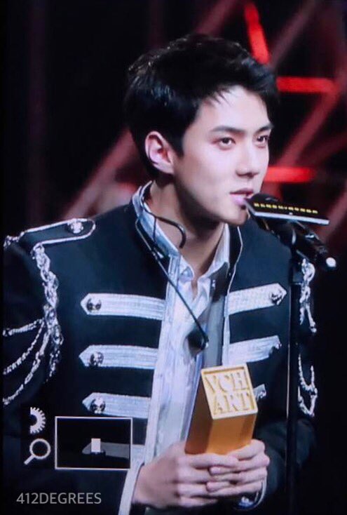 412degrees's tweet image. 170408 The 5th Vchart Award #sehun #세훈 👏👏👏