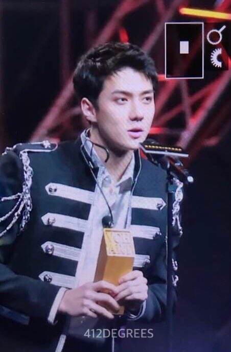 412degrees's tweet image. 170408 The 5th Vchart Award #sehun #세훈 👏👏👏