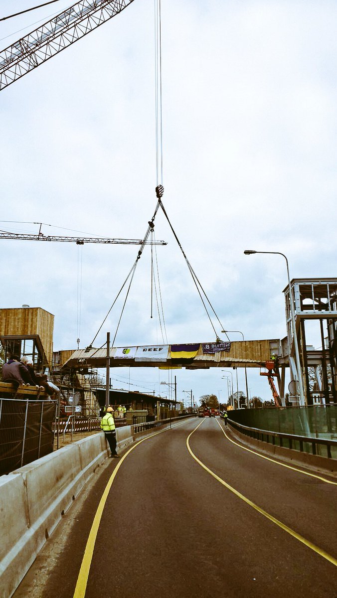 ProRail's tweet photo. Het is een indrukwekkend zicht in #Dieren: brugdelen van circa 45.000 kg worden op zijn plek gehesen: https://t.co/nfsvY2mbP1 #webcam https://t.co/trxXLIe3y7