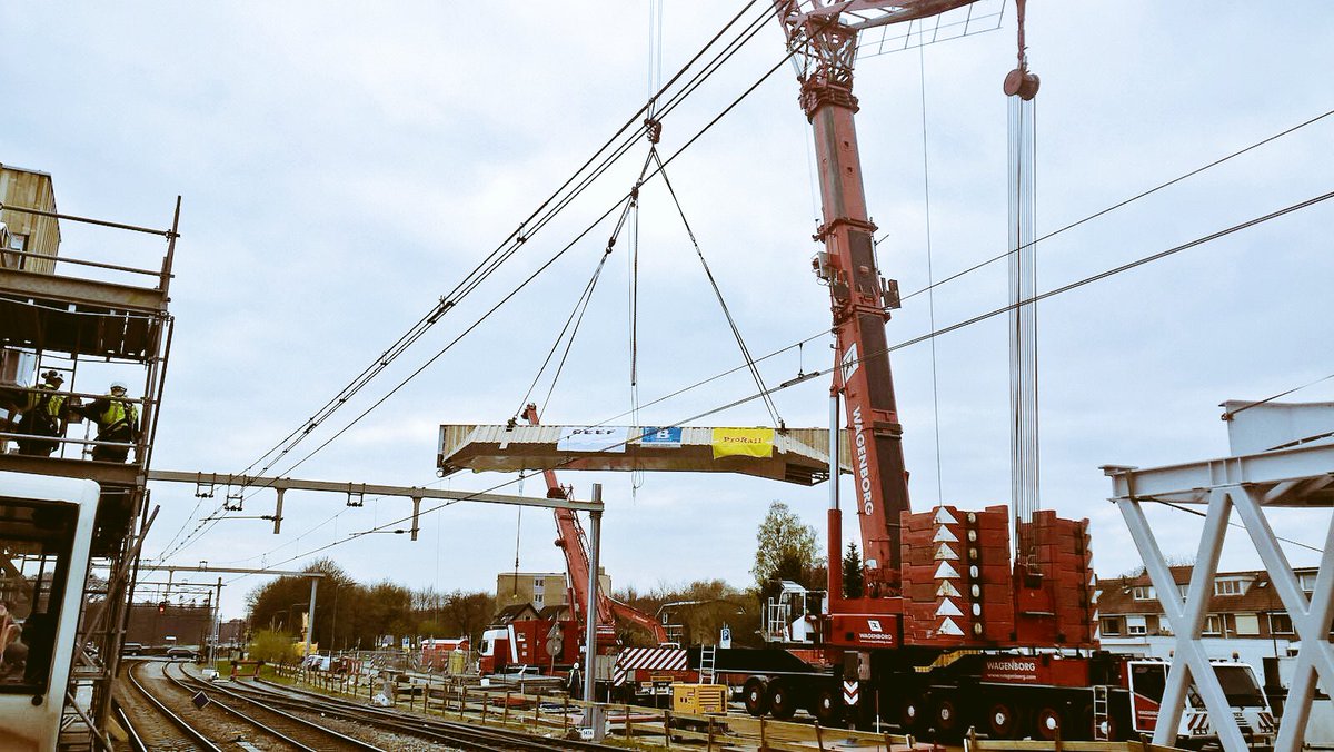 ProRail's tweet photo. Het is een indrukwekkend zicht in #Dieren: brugdelen van circa 45.000 kg worden op zijn plek gehesen: https://t.co/nfsvY2mbP1 #webcam https://t.co/trxXLIe3y7