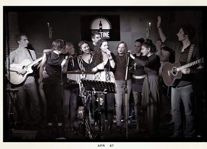 GreeceNoemi's tweet photo. Noemi Smorra at concert of Italian music band Lontano da qui 1/04/2017 https://t.co/b2ufq5siXZ