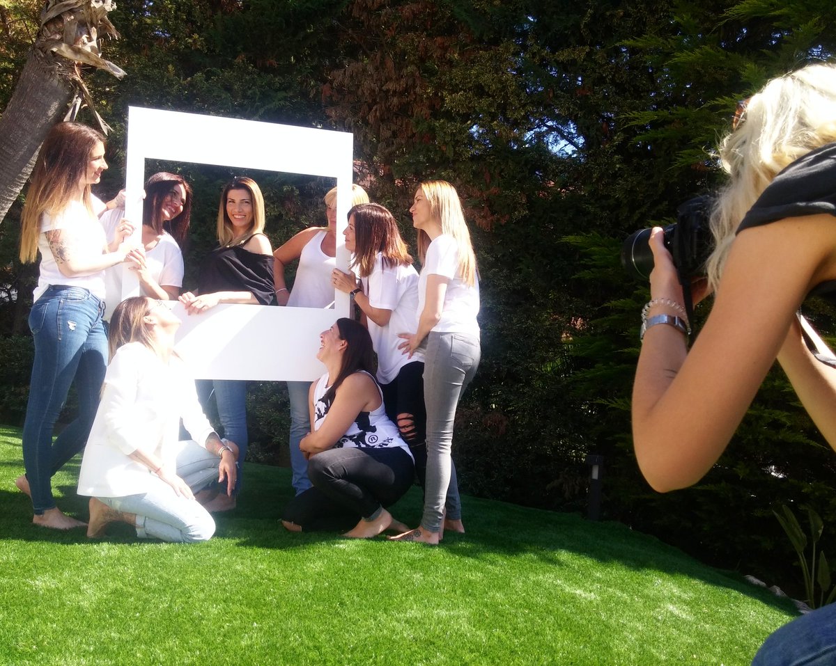 FUNstagephoto's tweet photo. Esta mañana sesión de fotos en el jardín. ¡¡Han quedado unas fotos chulísimas!! 
#40cumpleaños #photography #amigas #celebrando #birthday https://t.co/e0JlpS1ahl