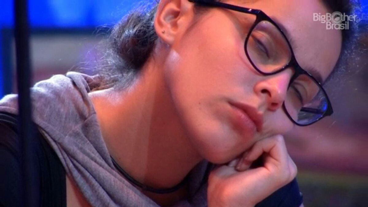 Crysty234's tweet photo. @thiagolaifert @RedeGlobo  @bbb  dormir pode? #marinalvalider #forcamarinalva #emilyeliminada #emilydormiu https://t.co/pig1gJ0l1e