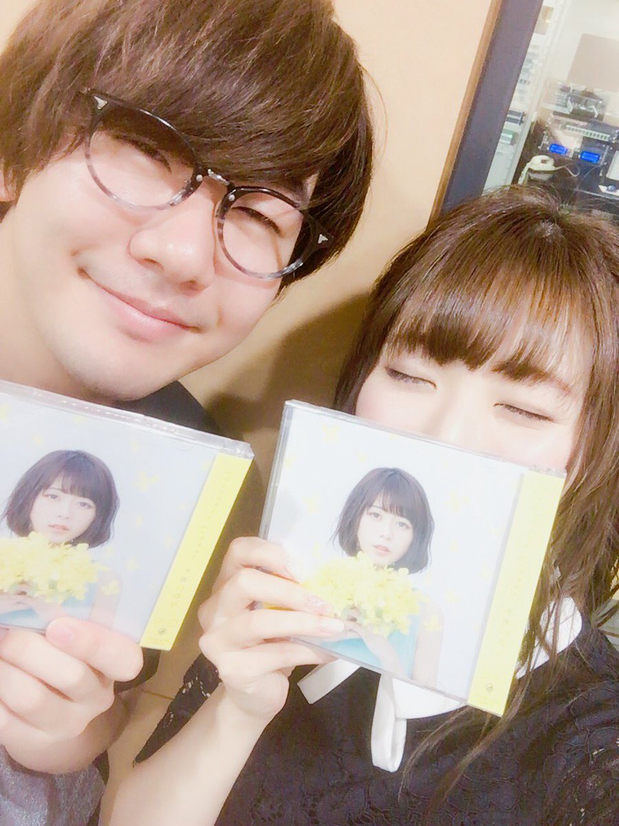 Uzivatel 日高里菜 Na Twitteru エジソンおわたよ 聴いてくれたみんなありがとう 花江君のこともフォローした いのりんのアルバム持ってパチリ いぇい