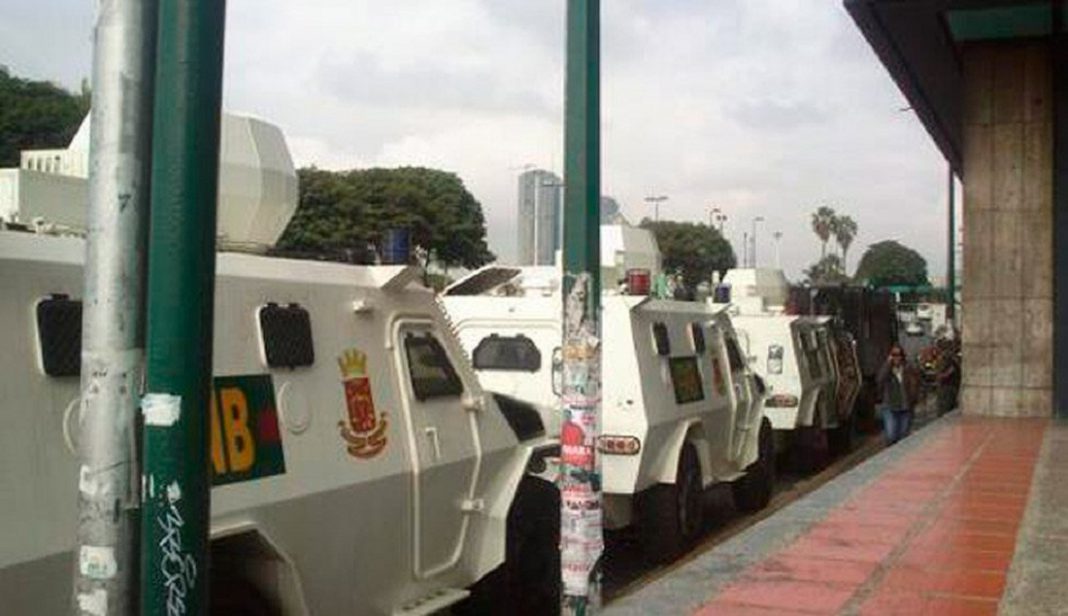 el_carabobeno's tweet image. Equipos antimotines de la GNB estarían en Plaza Venezuela dlvr.it/Nr4plm #NACIONAL