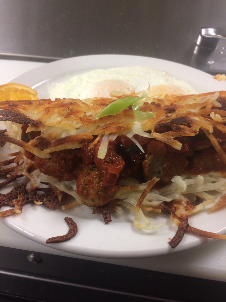 StackedBistro's tweet photo. Meatball stuffed hash browns with fire roasted sweet pepper marinara #theeatguide#sunriver#mountainjug#bendlife https://t.co/hWCkmPk02g