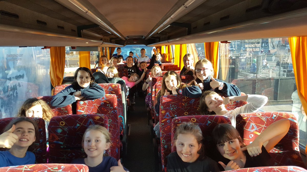 JuniorFreemens's tweet photo. @HelloFreemens all aboard back to CLFS from Luton airport. Google maps says 1 hour and 10 minutes. Approx arrival at 7:18pm #CLFSski #home https://t.co/svFQ13Oldi