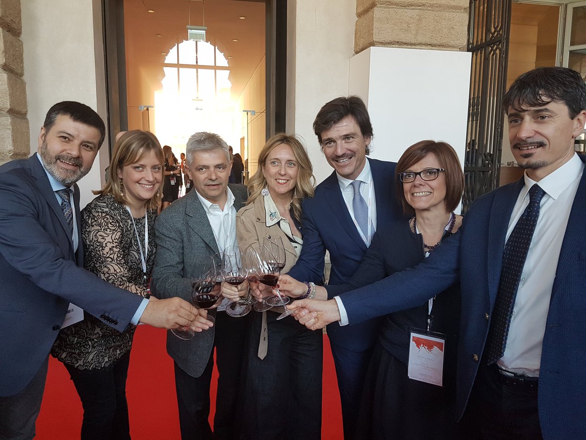 zenatowinery's tweet photo. Un brindisi tra i produttori veronesi di #OperaWine2017 https://t.co/8DFtc13Jcs