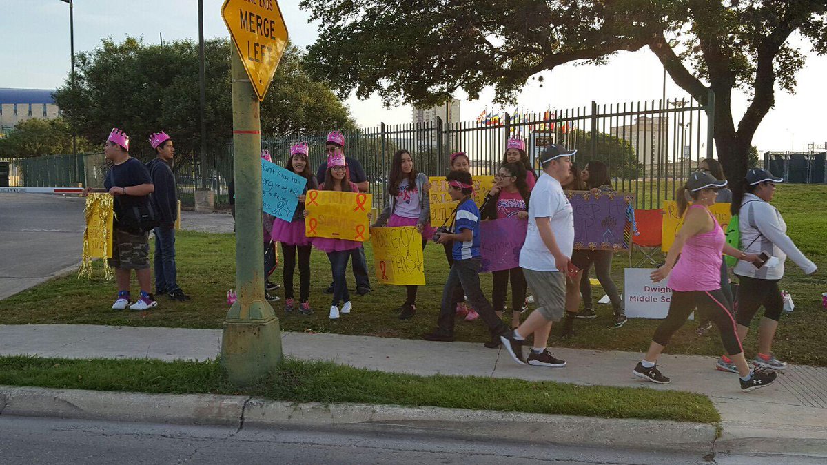 SSAISDDwightMS's tweet photo. #DwightStrong our NJHS is cheering @ the Susan Komen Run For the Cure! #SSAISD #DMSStudentsFirst πππ£πΈπππΎ https://t.co/GIIwJO0gzC