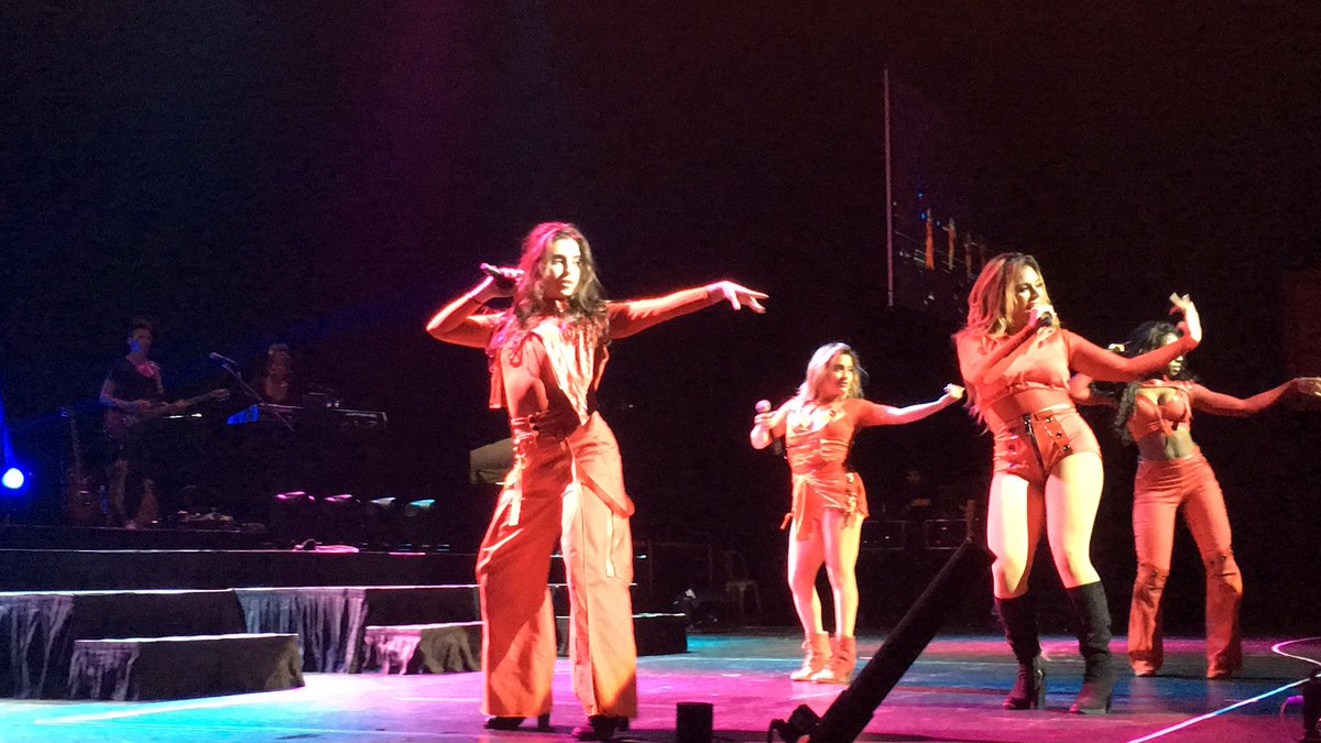 LMJUpdates's tweet photo. #PHOTO | Fifth Harmony on stage (via @deseann_) #727TourSingapore https://t.co/g97bKGh8w9