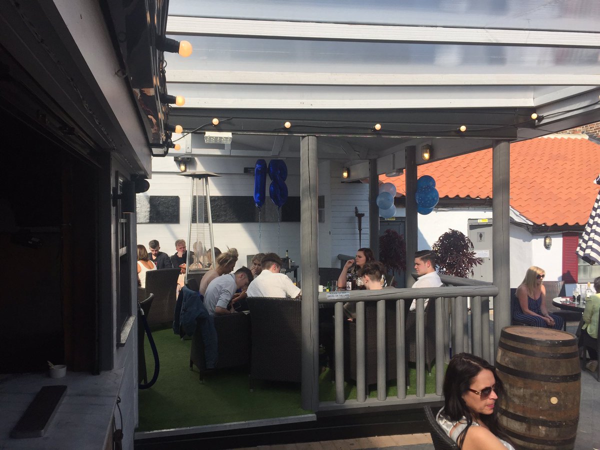 chris18880840's tweet photo. Suns out, punters are out @zinizbawtry https://t.co/sMQ7qwz7w0
