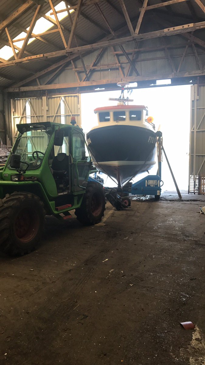 Halcyon894's tweet photo. Taken the boat to mashfords. Got a few jobs to do before we are ready start the 2017 summer season. Time to paint the bottom too. https://t.co/I2Eg444f1l