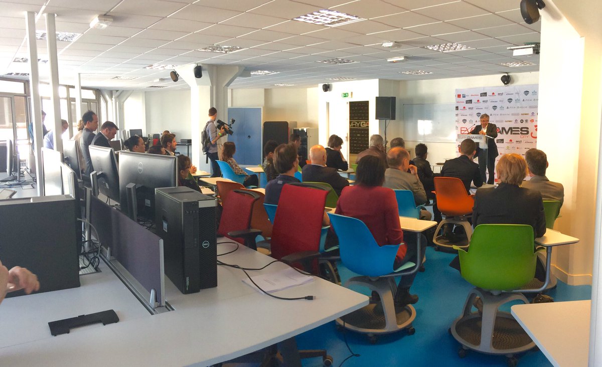 En pleine conférence du C19 pour Evry Games City. 
#VilledEvry #EvryGamesCity