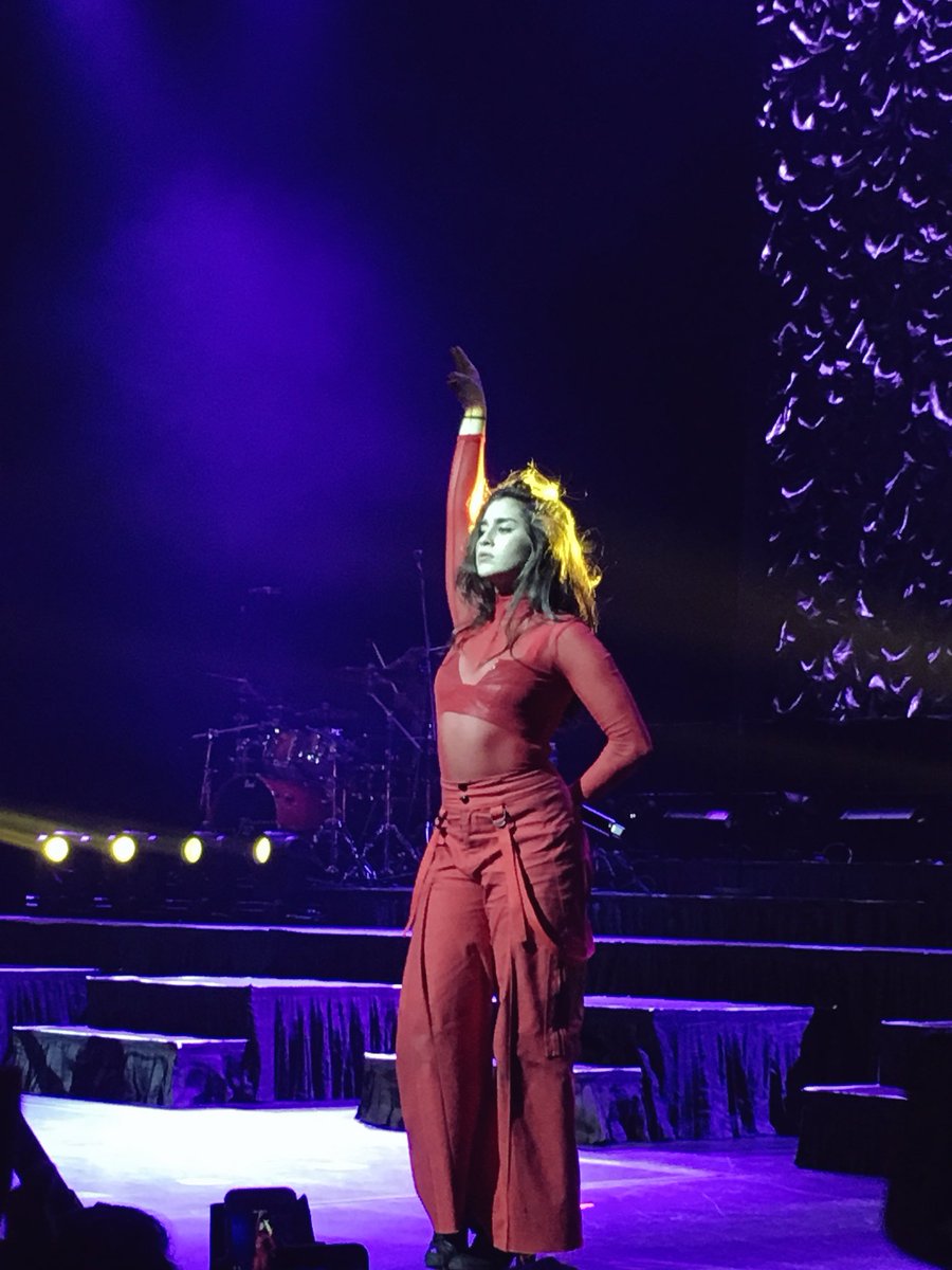LMJUpdates's tweet photo. #PHOTO | Lauren on stage (via @linna_la) #727TourSingapore https://t.co/fEEsirLecL