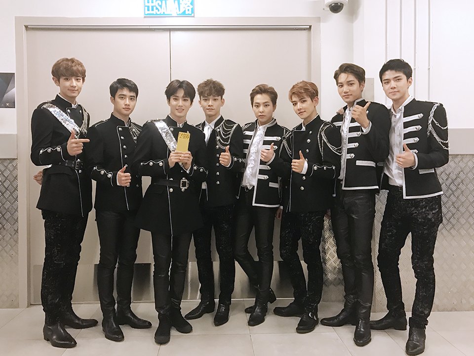 FUFU0054's tweet photo. จบด้วยภาพนี้ โอ้ยยยยยยยยยย 😢😢😢😢 บ่าวจะไม่ทน ...คลานเข่า #Kyungsoo #vchartawards https://t.co/1RtJUdVJix