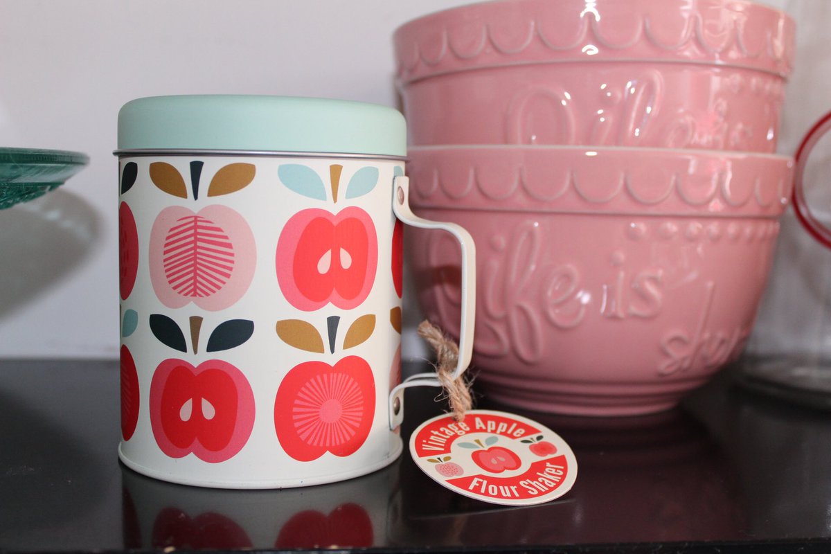 bessiesvintage's tweet photo. #flourshaker in the #vintageapple design available at https://t.co/oTd22fflnz #baking #bakingstuff #bakinglove #bakingtools #canon๐ท https://t.co/y2SAqQXNIn