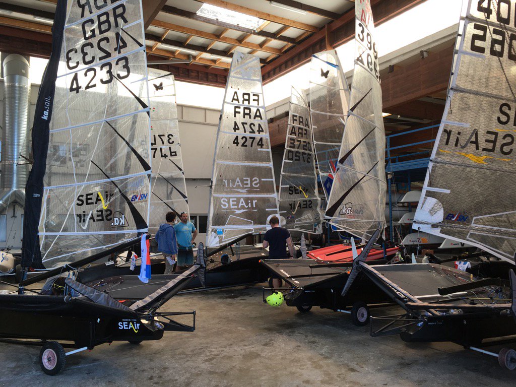 Pas assez de vent aujourd'hui pour valider une manche sur les <a href="/BritMoth_Series/">Brittany Moth Series</a> <a href="/ENVSN56/">Ecole Nationale de Voile et des Sports Nautiques</a> @SEAir_gravity. Rdv demain.