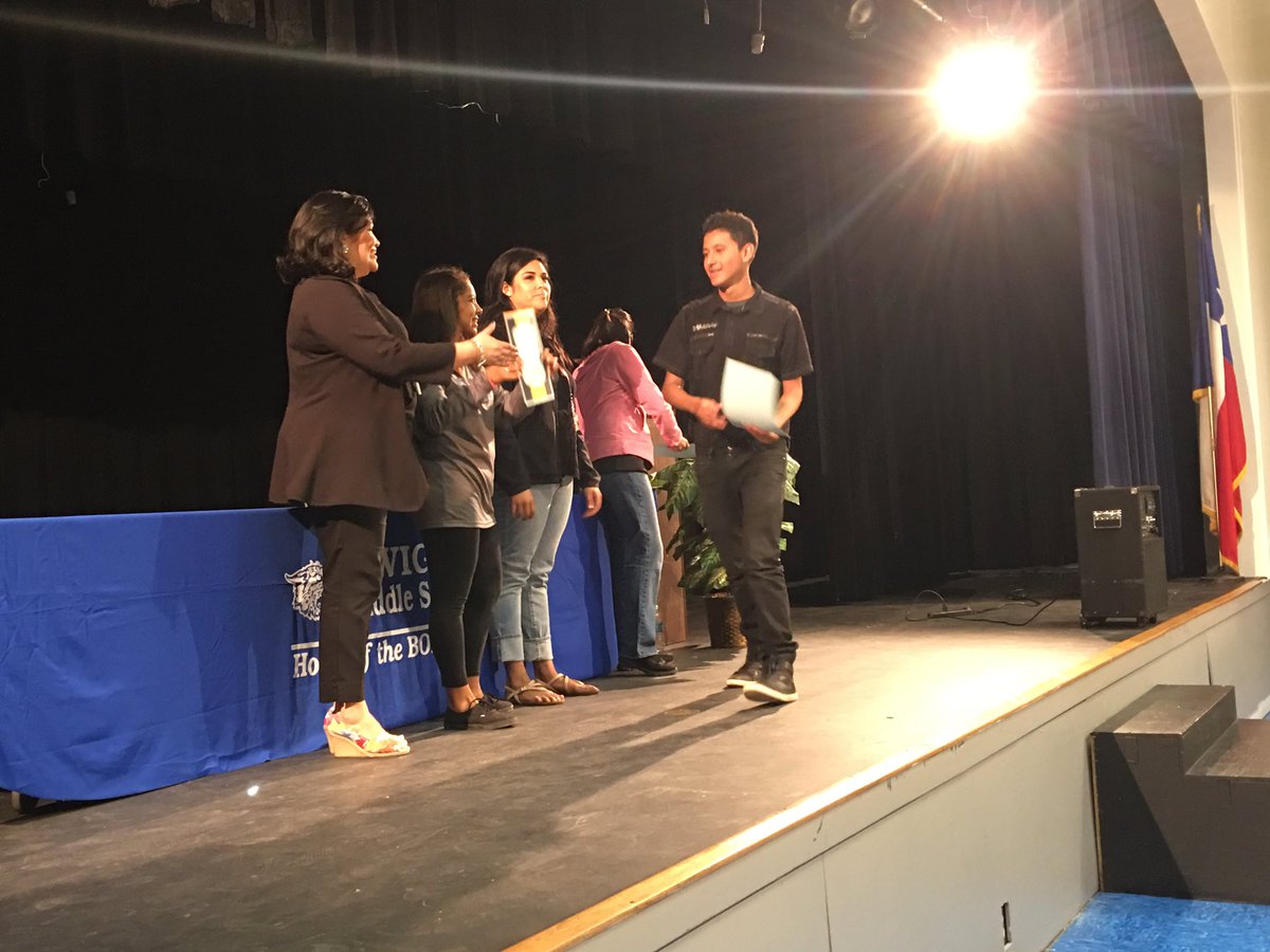 SSAISDDwightMS's tweet photo. #DwightStrong Congrats to our students who received awards for A, A/B Honor Roll, &amp; Perfect Attendance for the 3rd 9 weeks! 🐾🏅⭐️ https://t.co/xQ1uFphOiT