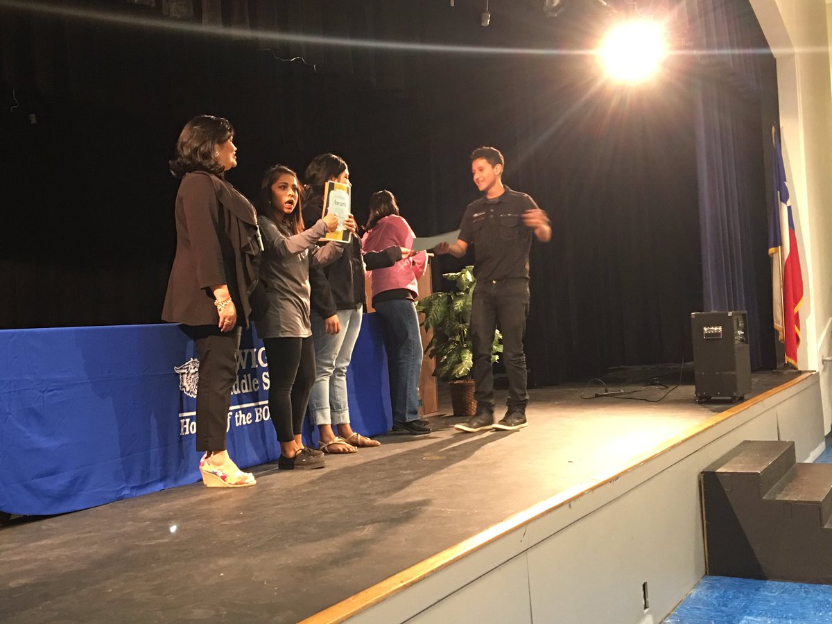 SSAISDDwightMS's tweet photo. #DwightStrong Congrats to our students who received awards for A, A/B Honor Roll, &amp; Perfect Attendance for the 3rd 9 weeks! 🐾🏅⭐️ https://t.co/xQ1uFphOiT