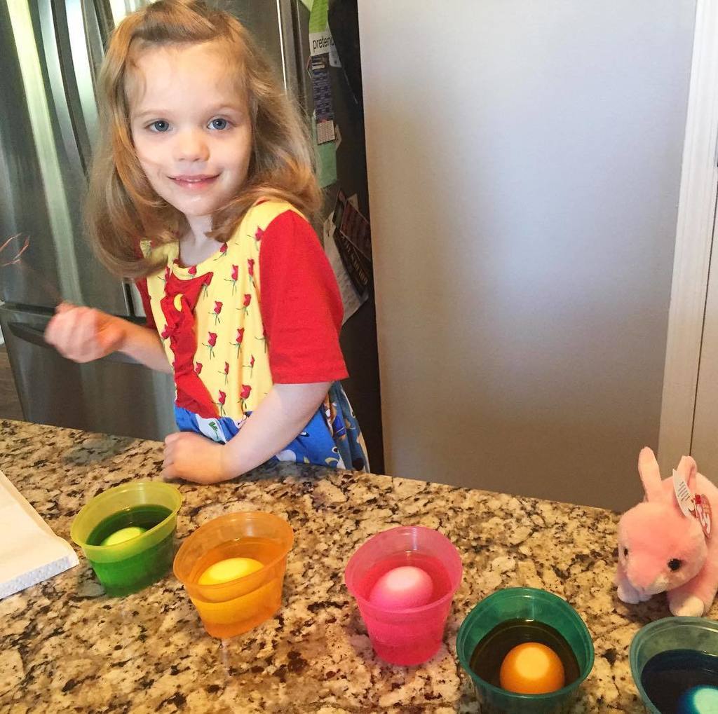 amomsimpression's tweet photo. Easter egg time! #eastereggs #easter #wrongcolors #family #weekendfun https://t.co/NEjeow3ogM https://t.co/d6UiPZpc1M