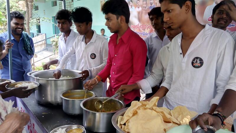 Happy birthday allu Arjun sir.
We supply food in old-age  home.
On ur birthday. Happy birthday sir 