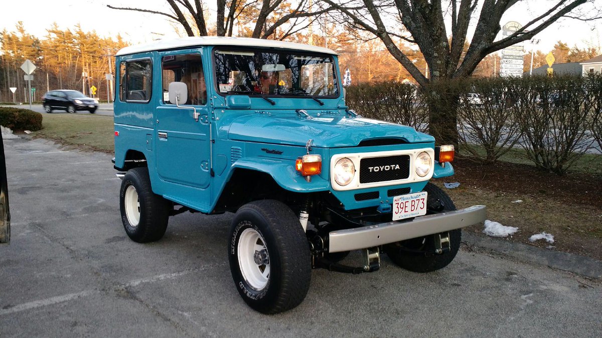 StupedHillbilly's tweet photo. Made a friend the other day! What a beautiful restoration.Check out their blog too! https://t.co/pAfyjOsAld #toyota #4x4 #landcruiser #fj40 https://t.co/1dBvwxqaLK