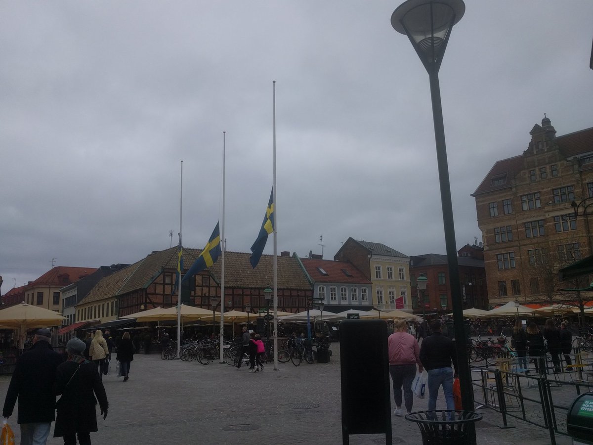 mrsulrika's tweet photo. #Malmö #lillatorg #Sweden #WeStandTogether  #stockholmterrorattack #Sweden https://t.co/OuRHMwTobS