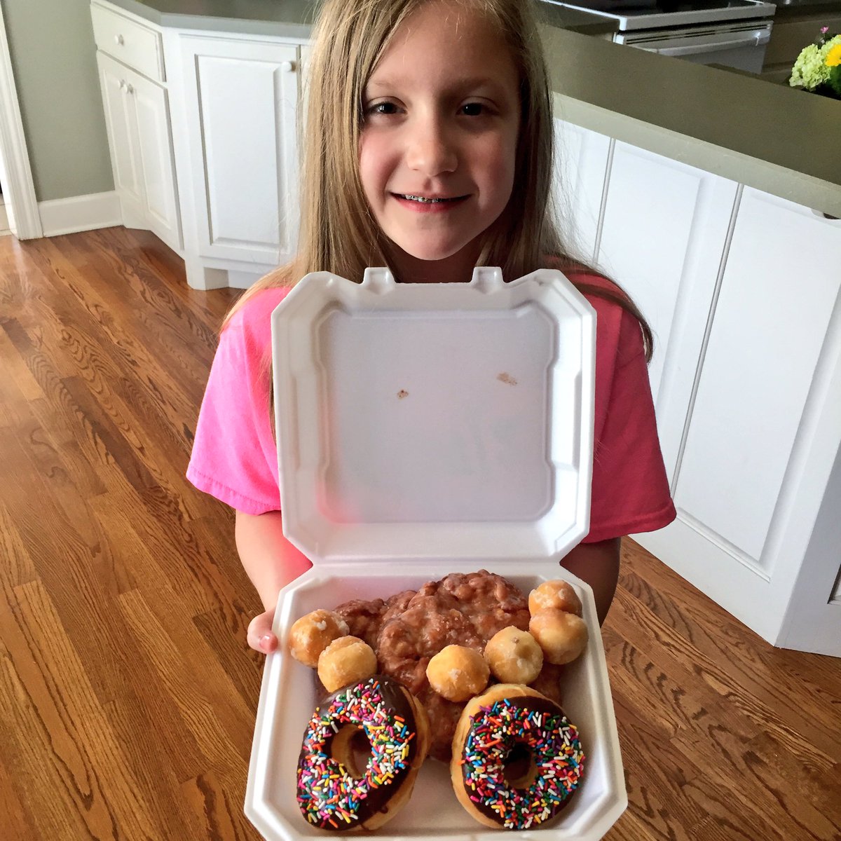 Showing our full support this morning. #donutsforJeremy #itsonlyday3forme <a href="/cammashburn/">Cam Mashburn</a> <a href="/BigJeremyG/">Jeremy Gargis</a> @_annafisher_ <a href="/AshleyHRutledge/">Ashley Rutledge</a> @DMaggs30