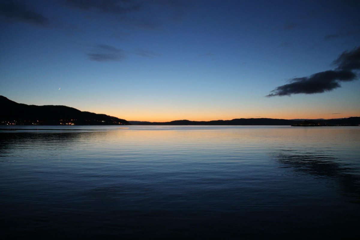 Bjsjer's tweet image. Den blå timen ved Trondheimsfjorden onsdag den 29/3
