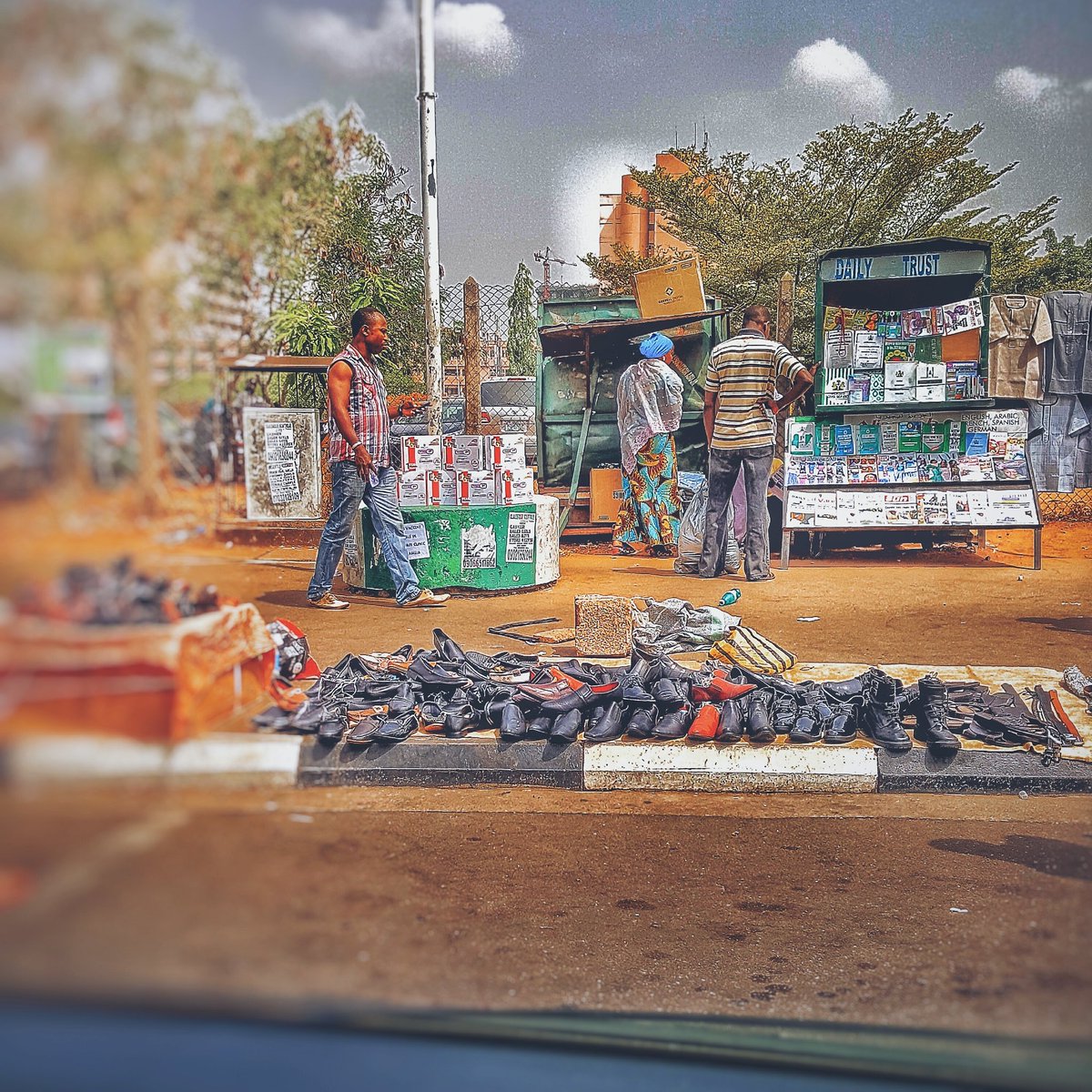 NzubeEzudo's tweet photo. Media, fashion, food all in the same location yet no app insight. #thinkoffline #africanmarket #streetphotography #streetmarket @asemota https://t.co/maA1cVxzZw