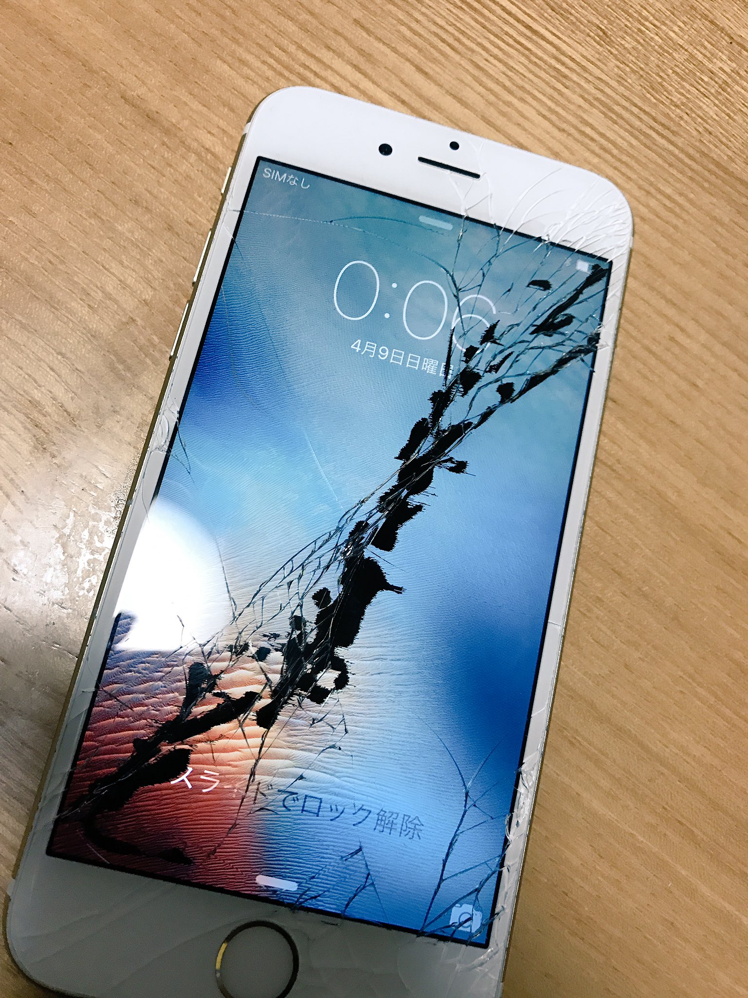 トラさん Junya Ikeda2710 スマホ割れ 大概は ゴルゴ13の壁紙を貼っておけば 銃で撃たれたように見えますぜ T Co Habwydrrjq Twitter