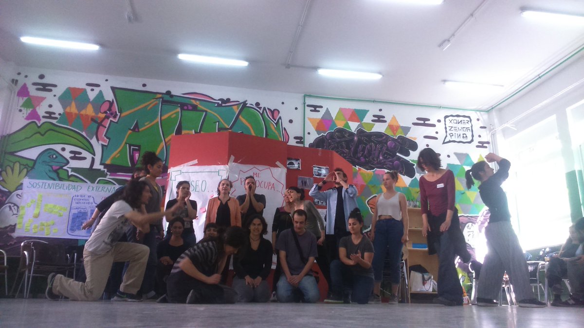 TomaTeatro2016's tweet photo. Representando lo social tras mostrar qué es teatro y transformación en el #EETTS ¡Muy rico todo lo que está saliendo! https://t.co/rnWk07f2bE