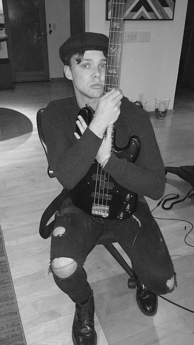 AusSquad5SOS's tweet photo. After a period of unripped jeans it seems we're back to ripped and knees again 👍🏼 https://t.co/oGoedWXUAh