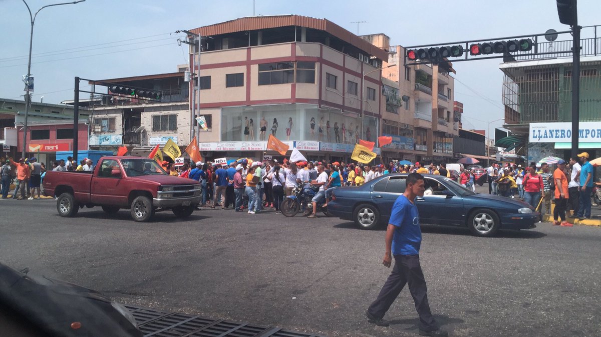 AleReportando's tweet photo. Protesta en centro de San Carlos #Cojedes #AleReportando @fcarolinahr 

Vía @Class987FM https://t.co/CRlR11lQNc